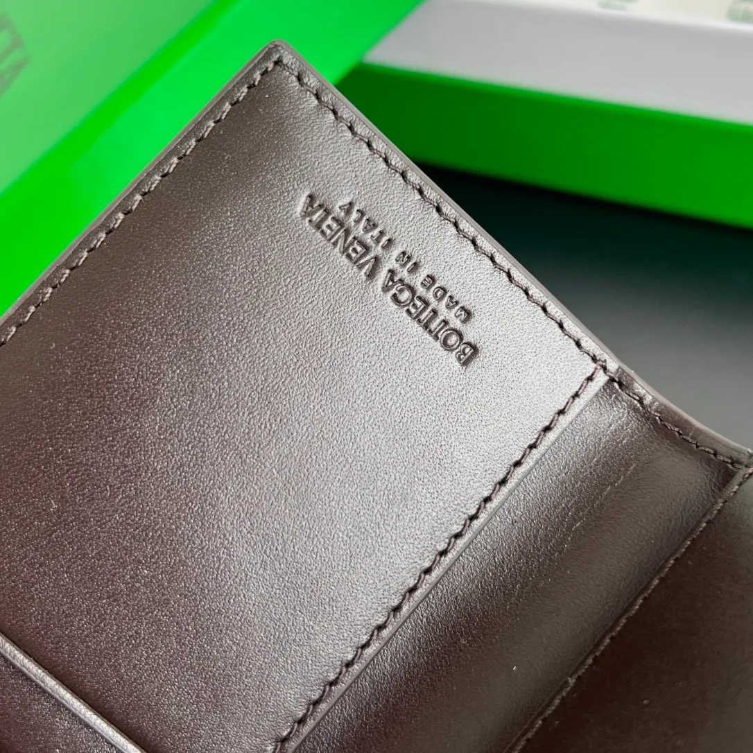 B's new big card holder 649602 is an essential carry-on for everyone. The body of the bag is made of cowhide and has a smooth texture. It has 6 card slots. There is also a compartment in the middle to put some money. It is a very lightweight card holder. Nowadays, the bags we carry are getting smaller and smaller. One card holder can satisfy them all. There are also many color options. There is always one you like. Size: 11x7.5 p496